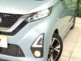 【LEDヘッドライト】悪天候や夜間走行時も良好な視界を確保し安心して運転できる高輝度LEDヘッドライトを装備!点灯速度が早く、消費電力も抑えられています。