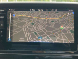 スマートフォン用アプリ[Apple CarPlay][Android Auto]対応の純正ナビ Discover Pro を装備、ラジオ、地デジTV、Bluetoothハンズフリー通話にも対応。