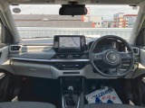 ドライバーを包み込むようなコックピット感のあるデザイン。メーターも見やすく足元は広々。