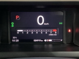 デジタル表示のスピードメーターとタコメーター、燃費やオドメーターなどの表示の他に、ホンダセンシング機能などの表示もできる多機能なマルチインフォメーション・ディスプレイです。
