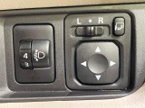 【電動格納ミラー】サイドミラーは電動格納式となっており、狭い駐車場でもキズがつくリスクを抑えられます。