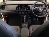 車内は光触媒抗菌消臭施工済です。インパネ周りはスタイリッシュなデザインで機能や装備も充実しています。グローブボックスやカップホルダーのほかにトレーなどたくさんの収納スペースが付いています。
