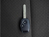 ◆キーレス◆雨が降っているのに傘がない・・車のところまで走ってカギを開けていたらズブ濡れ・・こんなことにならないようにキーレスはボタンを押せばカギが開錠されますので濡れる量も減ります!