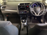 車内は光触媒抗菌消臭施工済です。インパネ周りはスタイリッシュなデザインです。グローブボックスやカップホルダーのほかにトレーなどたくさんの収納スペースが付いています。