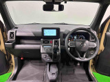 ダークシルバーの差し色&カモフラージュ柄のシートが気分を高める運転席に加えてUV&IRカット機能付きフロントガラスの面積や位置取りが良く、高いアイポイントで前方・右前・左前方向の見通しがいいですよ!