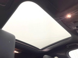 ●サンルーフ:開放感たっぷりの希少装備、サンルーフが装着されています!車内に明かりを取り入れたり景色を楽しむ以外にも、車内の空気も簡単に換気できて快適です!