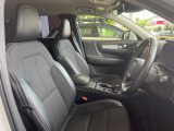 VOLVOのシートは人間工学に基づいた設計となっており長時間の運転でも疲れにくいと定評があります。