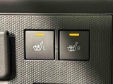 寒い日のドライブを快適にする運転席&助手席シートヒーターが付いてます。その隣にはアクセサリーソケット(12V/120W)も装備されています。