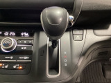 CVT車のセレクトレバーです。低速から高速まで、変速ショックのないスムーズな走りを実現するとともに、エンジン効率のよい領域を維持することで燃費にも貢献します。
