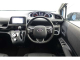 スポーティームード溢れる運転席周りですね。 クイックなドライビングに対応できるよな運転席回りになっています。 ドライブがますます楽しくなりますね!
