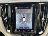 【360&deg;ビューカメラ】4台の高解像度カメラで360度の鳥瞰図を表示。隣の車や壁、死角にある障害物などを画面で確認できるため、狭いスペースでの駐車・出入りも安心です。