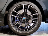 BMWの純正アロイホイールは軽量かつ強度にも優れているホイールで走行性能を引き上げる設計になっております。足元にもBMWは妥協がなくこだわっている個所になります。