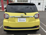 シートを外して室内をすみずみまで洗浄&消臭。ボディやタイヤはもちろん、エンジンルームまで洗浄しています。