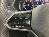 ◆クルーズコントロールにレーダーセンサーを組み合わせ、先行車を測定し設定されたスピードを上限に自動で加減速を行います。一定の車間距離を維持することで、長距離走行でのドライバーの疲労を低減させます。