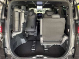 トランク収納スペースをご確認ください。荷物の積み下ろしがしやすい広さを確保しており、日常使いからレジャーまで幅広く活用できます。