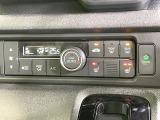 【オートエアコン】一度お好みの温度に設定すれば、車内の温度を検知し風量や温度を自動で調整。暑い&hellip;寒い&hellip;と何度もスイッチ操作をする必要はありません。快適な車内空間には必須の機能ですね♪