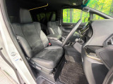 運転席まわりには十分なスペースがあり、大柄な方でもゆったり運転していただける環境です。