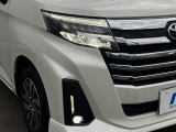 【LEDヘッドライト】悪天候や夜間走行時も良好な視界を確保し安心して運転できる高輝度LEDヘッドライトを装備!点灯速度が早く、消費電力も抑えられています。