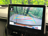 【バックカメラ】駐車時に後方がリアルタイム映像で確認できます。大型商業施設や立体駐車場での駐車時や、夜間のバック時に大活躍!運転スキルに関わらず、今や必須となった装備のひとつです!