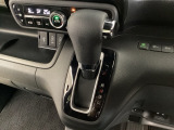 CVT車のセレクトレバーです。低速から高速まで、変速ショックのないスムーズな走りを実現するとともに、エンジン効率のよい領域を維持することで燃費にも貢献します。