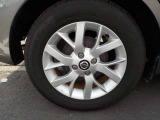 足元を引き締める純正アルミホイール付きです。タイヤサイズは、185/65R15です。