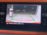 ギアをリバースに入れると車両後方の映像を映し出します。画面にはガイドラインが表示され、車庫入れや縦列駐車などの際に安全確認をサポートします。