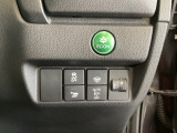 ハンドルの右側にはヘットライトリベライザーとVSA(ABS+TCS+横滑り抑制)の解除スイッチがついています。ヘッドライトリベライザーは道路状況や積荷の加重に応じてライトの高さを調節できます。