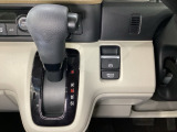 CVT車のセレクトレバーです。低速から高速まで、変速ショックのないスムーズな走りと、エンジン効率のよい領域を維持して燃費にも貢献します。サイドブレーキはスイッチ操作の電子制御パーキングブレーキです。