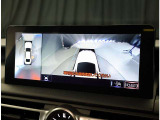 パノラミックビューモニター。車両を上から見たような映像を表示。運転席から目視しにくい車両周囲の状況をリアルタイムで確認できます。
