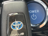 【スマートキー】カバンやポケットに入れたままでもドアの施錠・解錠が可能なスマートキーを装備。エンジンのオン・オフ時もカギを取り出す必要が無いからとっても便利です♪