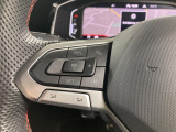 ◆クルーズコントロールにレーダーセンサーを組み合わせ、先行車を測定し設定されたスピードを上限に自動で加減速を行います。一定の車間距離を維持することで、長距離走行でのドライバーの疲労を低減させます。