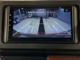 バックモニターで、後方を確認しながら安心して駐車することができます。※カメラが映し出す範囲は限られています。必ず車両周辺の安全を直接確認してください。