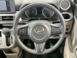 インテリアに合わせたデザインのステアリングは、運転される方のことも考え、運転しやすい形状、大きさです。是非一度、実際に触ってお確かめください。