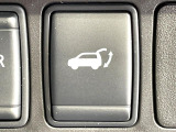 【パワーバックドア】スマートキーや運転席のボタンを押すだけでリアゲートが自動で開閉します!荷物を持っている時や、高い位置にあるバックドアを閉める際に便利な機能です♪