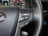 ステアリングスイッチ付きで、運転中に視線を前に向けたまま操作できます。