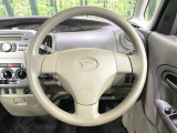 インテリアに合わせたデザインのステアリングは、運転される方のことも考え、運転しやすい形状、大きさです。是非一度、実際に触ってお確かめください。