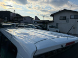 目立つキズ凹み等はありませんが、中古車という商品の特性ルーフには子キズや塗装しみがあります