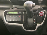 【オートエアコン】一度お好みの温度に設定すれば、車内の温度を検知し風量や温度を自動で調整。暑い&hellip;寒い&hellip;と何度もスイッチ操作をする必要はありません。快適な車内空間には必須の機能ですね♪