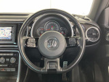 Volkswagen全車共通の上質な本革を使用した手触りのしっとりとしたステアリングです。唯一素肌が触れるハンドルは上位モデルと同じ握り心地になっております。