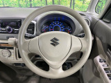 インテリアに合わせたデザインのステアリングは、運転される方のことも考え、運転しやすい形状、大きさです。是非一度、実際に触ってお確かめください。