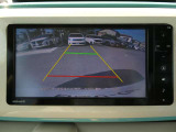 ギアを『R』に入れるとナビ画面に後方の映像を映してくれるので、駐車がし易くなります。