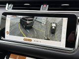 【3Dサラウンドカメラ】周囲の安全確認をアシストする機能です。3D車外ビュー、360&deg;オーバーヘッドビューを 利用して、狭いスペースでも安心、スムーズに運転操作ができます。