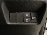 ハンドルの右側にはヘットライトリベライザーとVSA(ABS+TCS+横滑り抑制)の解除スイッチがついています。ヘッドライトリベライザーは道路状況や積荷の加重に応じてライトの高さを調節できます。