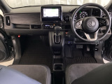 車内は光触媒抗菌消臭施工済です。スタイリッシュなデザインでスポーティなインパネ周りを演出します。グローブボックスやカップホルダーのほかにトレーなどたくさんの収納スペースが付いています。