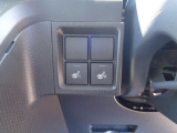 運転席と助手席にはシートヒーターが付いています。