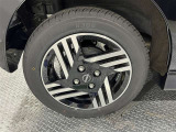純正アルミホイール付き。タイヤ装着サイズは「155/65R14」です。