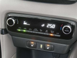 【オートエアコン】車内温度を感知して自動で温度調整をしてくれるのでいつでも快適な車内空間を創り上げます!どの席に座っても快適なドライブが楽しめます♪
