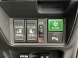 狭い所でも乗り降り楽々な両側電動スライドドアです!燃費の向上に有効なECONスイッチ、障害物との距離が近づくと音声やアラーム・ディスプレイ表示で知らせてくれる障害物センサー付きです。