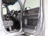 運転席・助手席ドアは開口範囲が広く、とても乗りやすいですよ!収納スペースもあります!
