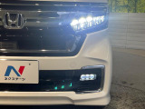 【LEDヘッドライト】悪天候や夜間走行時も良好な視界を確保し安心して運転できる高輝度LEDヘッドライトを装備!点灯速度が早く、消費電力も抑えられています。